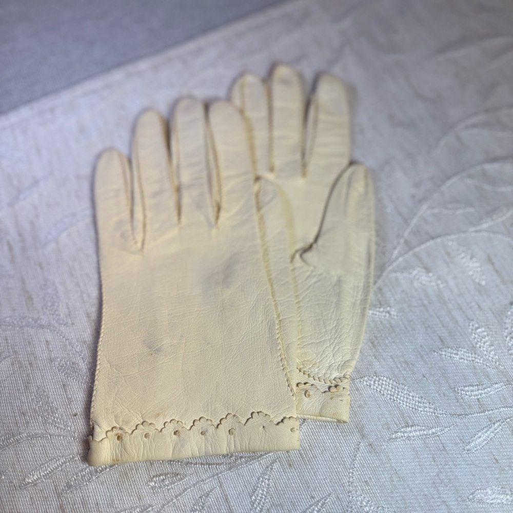 Vintage ivory soft leather gloves.‎ Likely from the 1950’s, teen size. 8” x 3”.